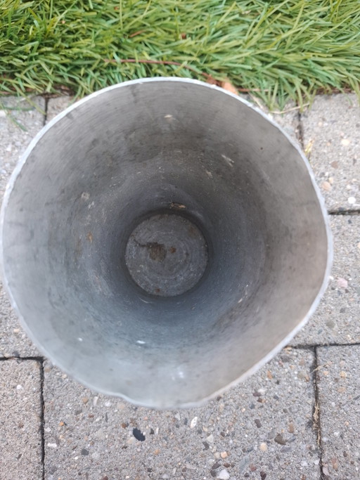 Taza antigua de peltre torneada a mano
