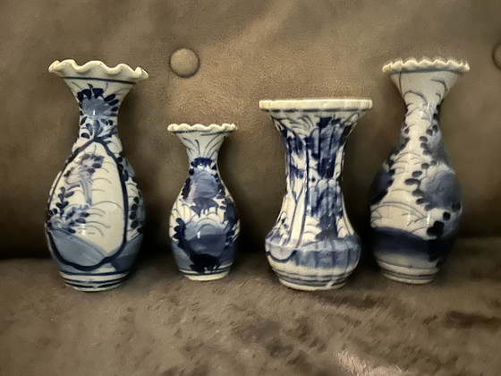 Image 1 of Porseleinen vazen met blauw-witte decoratie en gegolfde rand