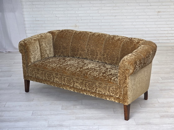 Image 1 of Canapé danois 3 places des années 1960, velours d'ameublement vert, pieds en bois de frêne