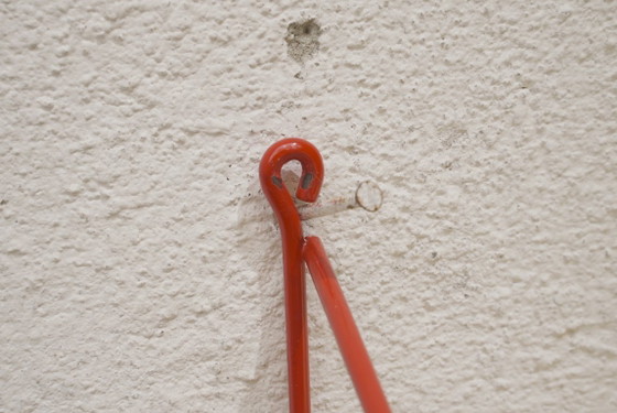 Estantería de pared estilo Tomado String, alambre de metal rojo, chapa de roble, estilo escalera de (photo 13 of 23)