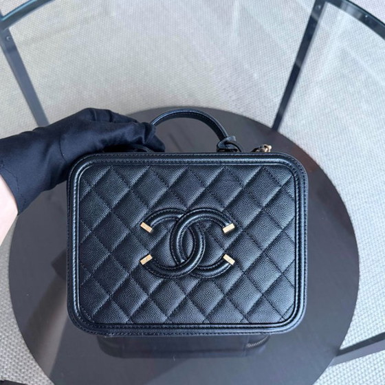 Image 1 of Chanel Filigraan Toilettas Medium - Caviar Gewatteerd Kalfsleer met Korrelnerf Zwart Goudkleurige Hardware Serie 27