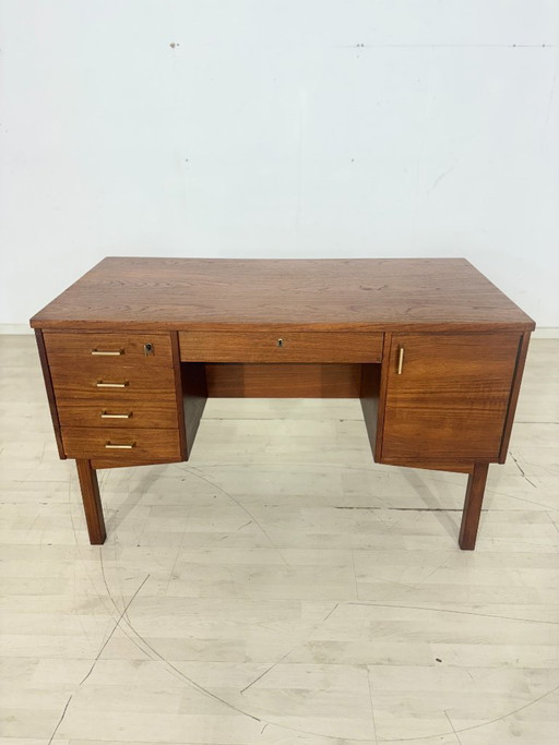 Bureau uit het midden van de vorige eeuw / Deens teakhouten bureau / vintage bureau / bureau uit de jaren 60