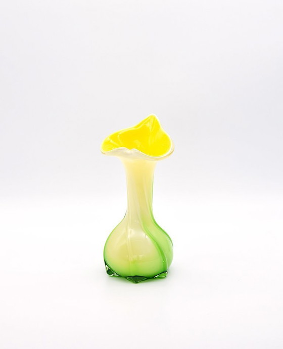 Image 1 of Jarrón de cristal de Murano amarillo-verde - Borde corazón/flor - Diseño italiano, H 20cm