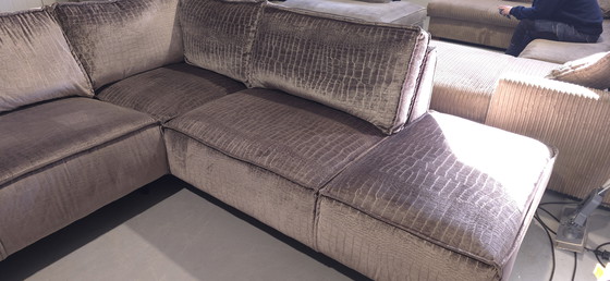 Image 1 of Divano angolare in velluto effetto coccodrillo color champagne