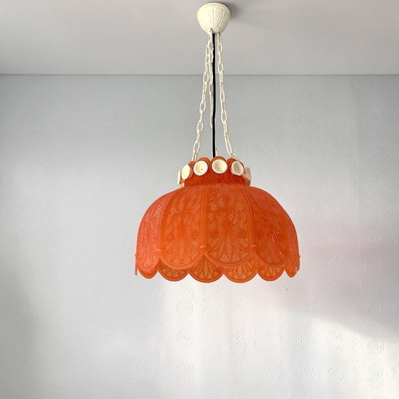 Lampadario a sospensione in acrilico rosso stile rustico con effetto pizzo, Ucraina, anni '70 (photo 3 of 19)