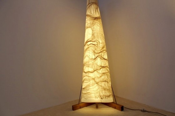 Lampadaire Lumen par Lawrence Kwakye, Bois, Métal (photo 8 sur 9)