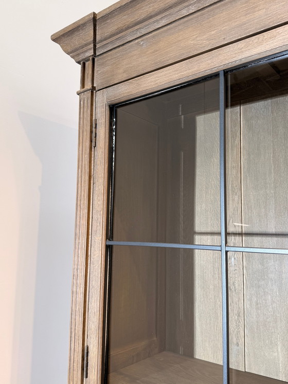 Image 1 of Rustieke vitrinekast van "flamant" eikenhout met glazen deuren met stalen frame.