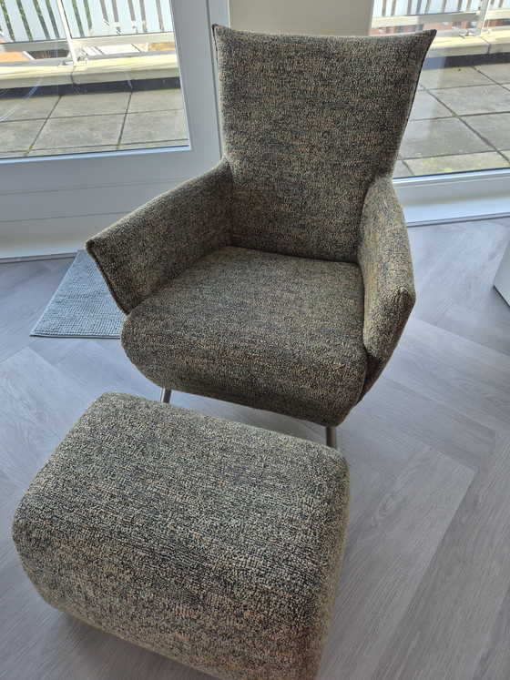 Image 1 of Poltrona Cheo con rivestimento in tessuto tweed e pouf