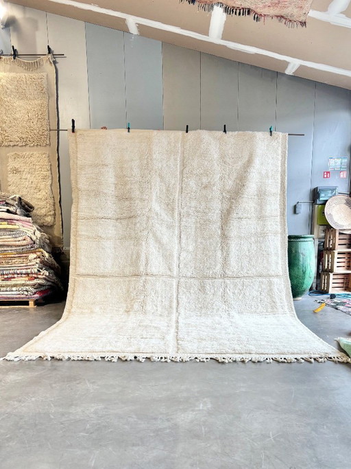 Grande tappeto marocchino Beni Ouarain – 280 x 410 cm – Tappeto minimalista in lana fatto a mano, colore avorio naturale.