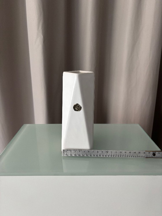 Königliche weiße Keramikvase mit geometrischem Design, Royal, Vasen, Modern (Foto 8 von 9)