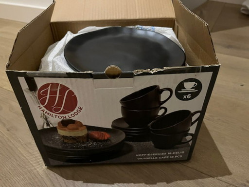 Schwarzes Hamilton Lodge Geschirrset, 2 x 18-teilig / 2 x 12-teilig