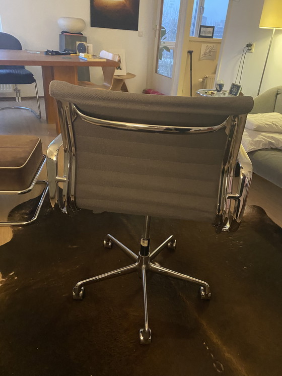 Image 1 of Eames Aluminum Group office chair – Vitra – gray upholstery