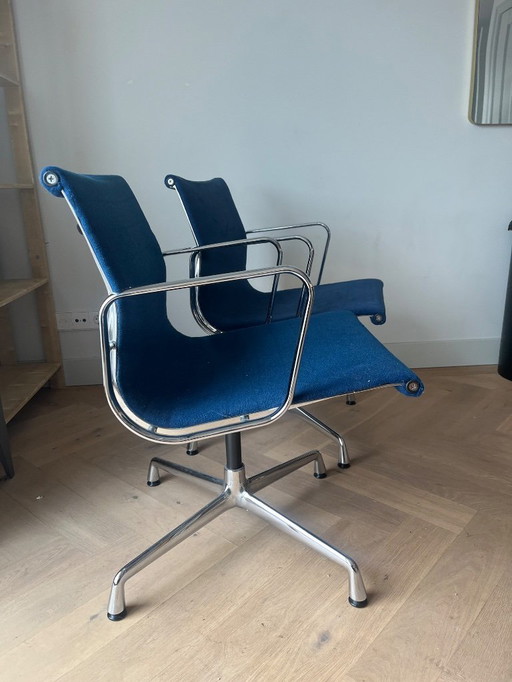 Par de sillas originales Vitra Eames del grupo de aluminio (EA 108), tapizadas en tela azul.