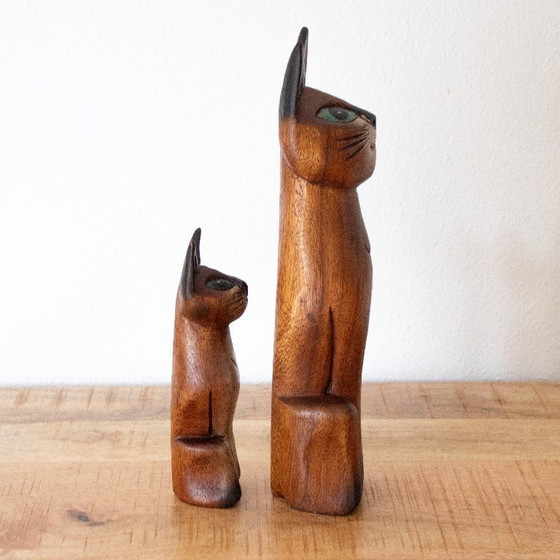 Image 1 of Ensemble vintage de chats siamois en bois sculptés à la main : deux figurines de chats de style art populaire