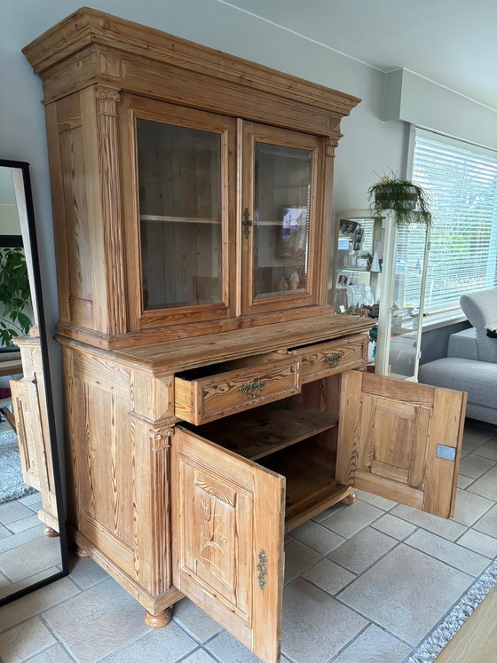 Image 1 of Houten kast met glazen deuren