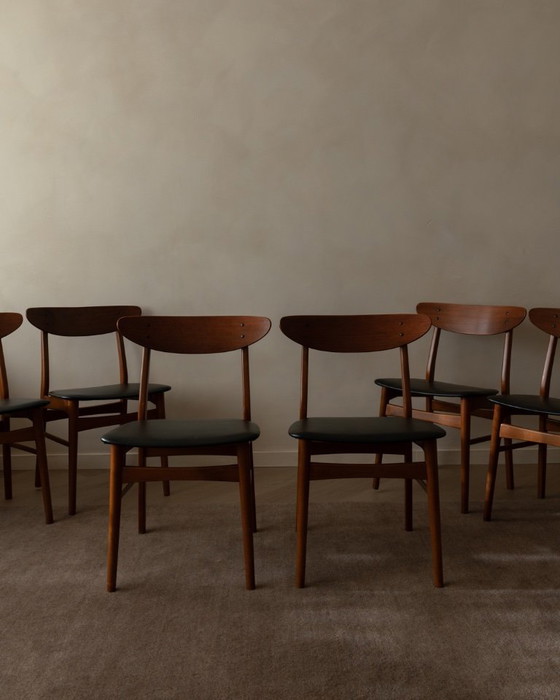 Image 1 of Set di 6 sedie da pranzo danesi di metà secolo · Teak e skai nero