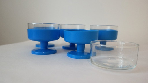 5 bicchieri vintage con supporto in plastica su piede, 1960/70.