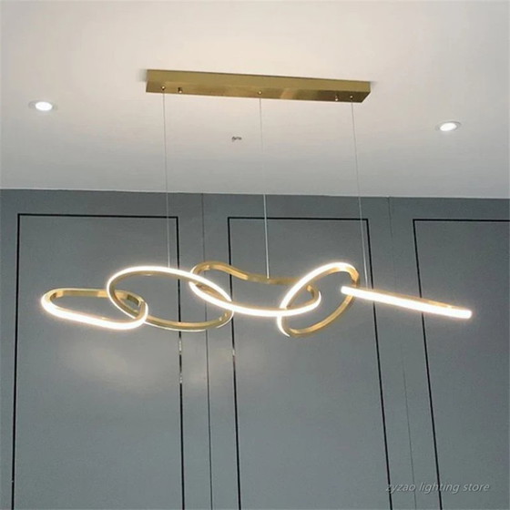 Image 1 of Lustre Cartier au design long et élancé, orné de cinq cercles dorés.