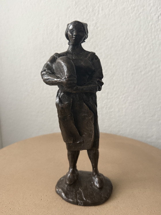 Image 1 of Scultura originale in bronzo massiccio "La moglie del contadino del formaggio" Ineke van Dijk