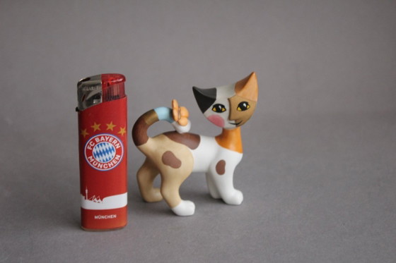 Image 1 of Goebel Rosina Wachtmeister Gata Clara de pie con una mariposa en su cola