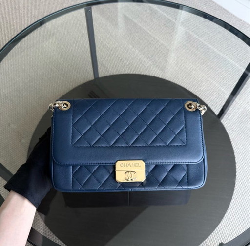 Chanel Chic With Me Medium - Lamsvacht gewatteerd 25 cm Marineblauw Goudkleurige hardware Serie 18