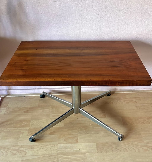 Bellissimo tavolino da caffè vintage di metà secolo con gambe in legno cromato e ruote
