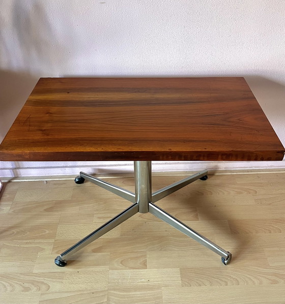 Image 1 of Bellissimo tavolino da caffè vintage di metà secolo con gambe in legno cromato e ruote