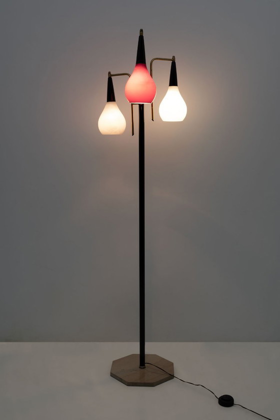 Image 1 of Stilnovo Mid Century Modern Italiaanse staande lamp van messing en gekleurd glas, jaren 50