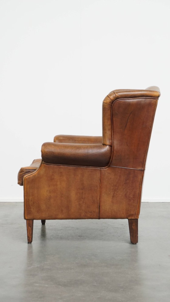 Image 1 of Karaktervolle vintage schapenleren oorfauteuil met een mooi patina