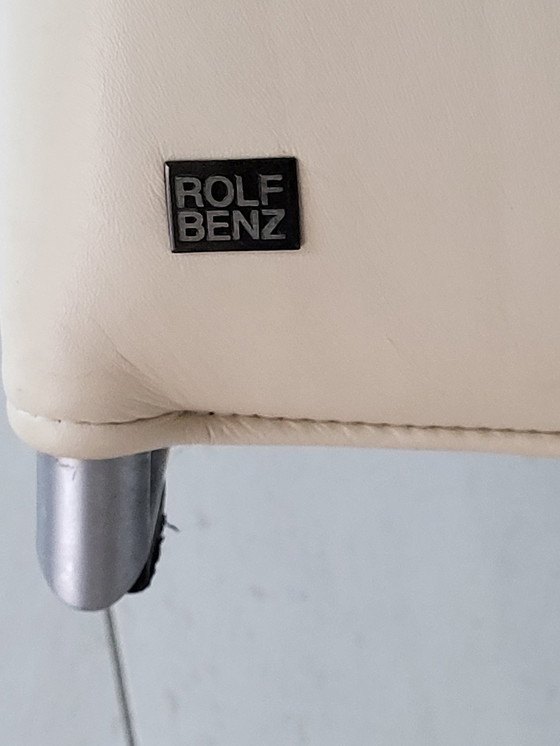 Image 1 of Table de salle à manger en verre + 6 chaises en cuir crème/blanc. Marque Rolf Benz prix 850,00€.