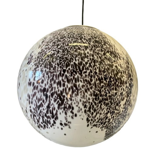 Sfera bianco latte con murrine marroni e beige in vetro di Murano contemporaneo