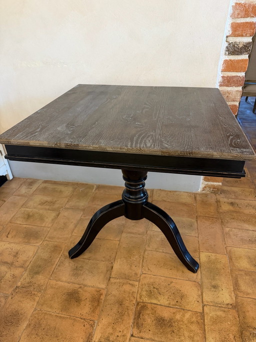 Dialma Brown quadratischer Tisch aus massiver Eiche – 80 × 80 cm