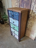 Kleurrijke houten ladenkast, apothekerskast, archiefkast afm, 47x32cm en 102cm hoog