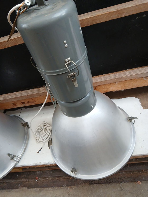 Industrielle Lampen, Pendelleuchten, Glas, Metall, Grau (Foto 3 von 9)