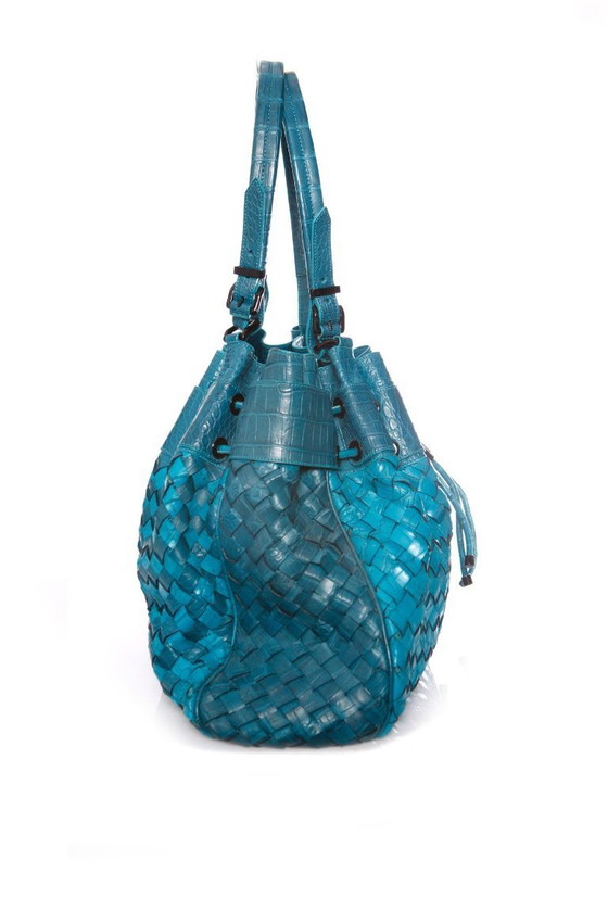 Image 1 of Borsa Burberry in pelle intrecciata turchese con stampa coccodrillo in rilievo.