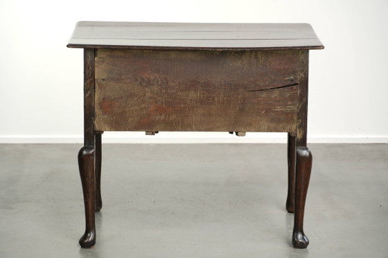 Elegant 18th-century English oak lowboy/side table with a luxurious appearance – Wood (photo 5 of 11)