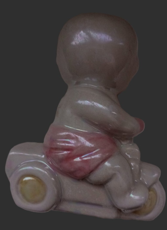 Image 1 of Lüsterware-Figur aus der Mitte des 20. Jahrhunderts – Baby auf Dreirad – Davis & Freeman (Japan/USA)