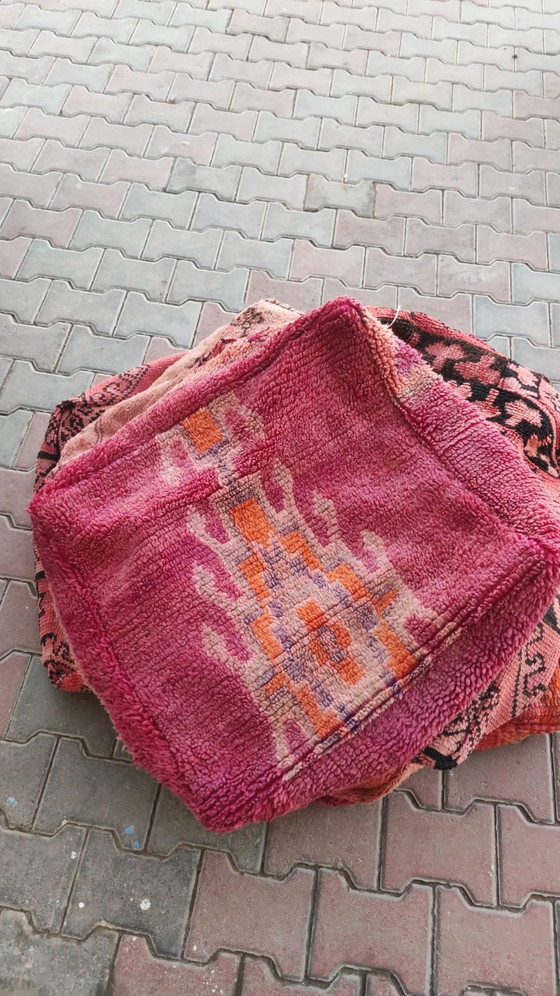 Image 1 of Handgemaakte poefs van vintage Marokkaanse tapijten – €120 per stuk