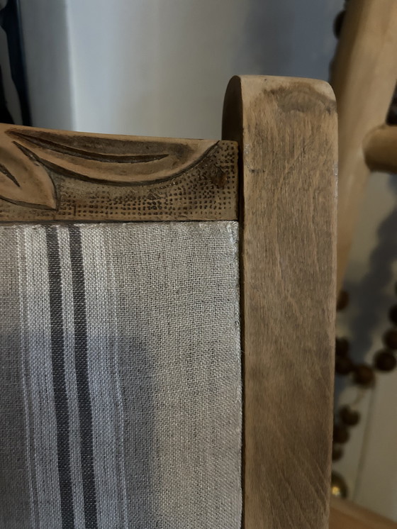 Image 1 of Antiek eiken stoeltje met houtsnijwerk en bekleed met Frans linnen