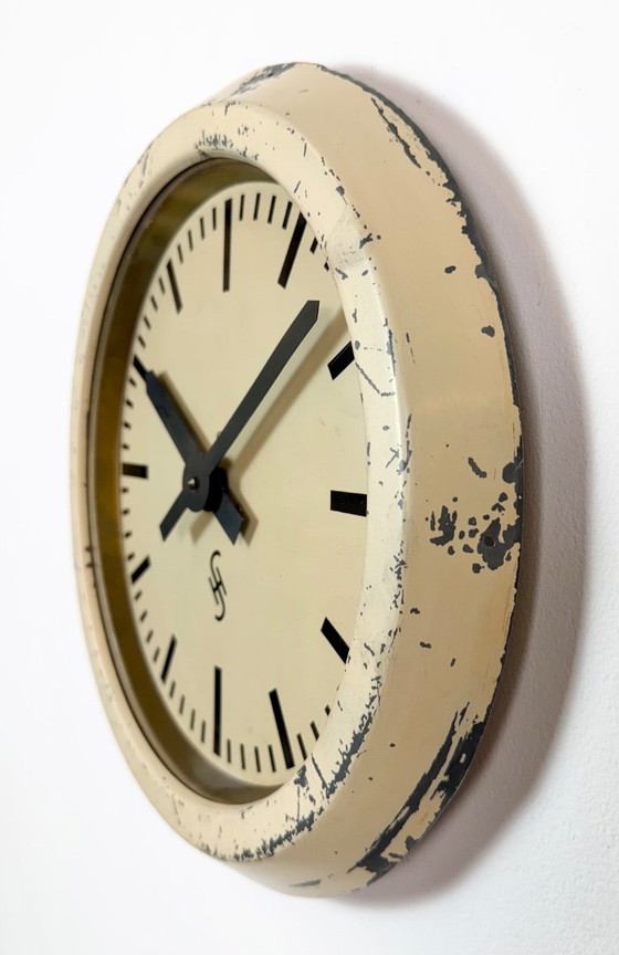 Horloge murale industrielle beige de Siemens, années 1950 – Pendules, Glass, Iron (photo 4 of 16)