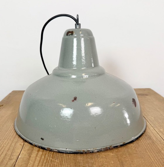 Lámpara colgante industrial de esmalte gris, década de 1960. – Lámparas colgantes, Iron (photo 15 of 17)