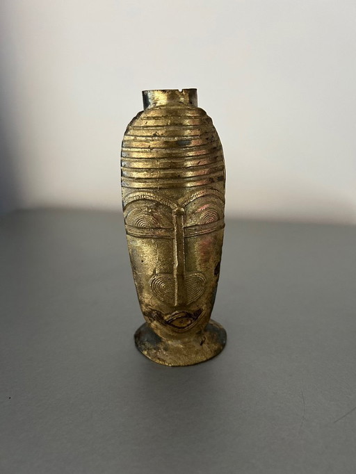 antiker messing-kerzenleuchter mit afrikanischer maske
