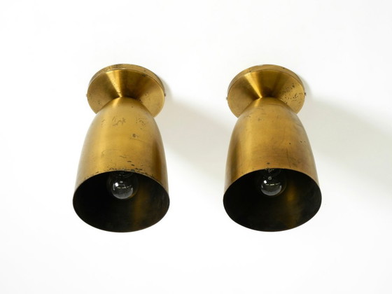Image 1 of Une paire de grands plafonniers originaux en laiton, de style moderne du milieu du siècle.