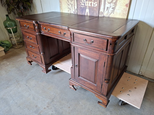 Scrivania classica a doppia faccia, ideale per due persone, dimensioni: 150x80 cm e 79 cm di altezza.