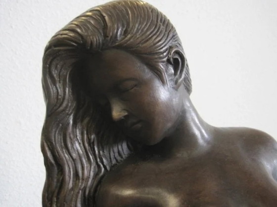 Image 1 of Statua in bronzo di donna che fa il bagno