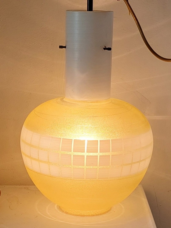 Image 1 of Suspension en verre jaune italien des années 1960