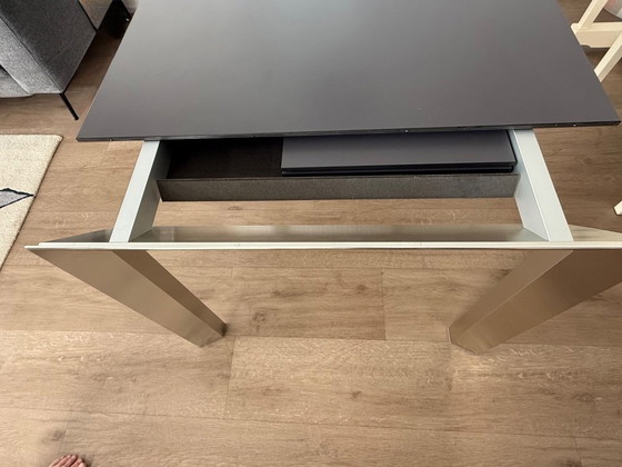 Image 1 of Zu verkaufen: Geräumiger und flexibler Designer-Esstisch