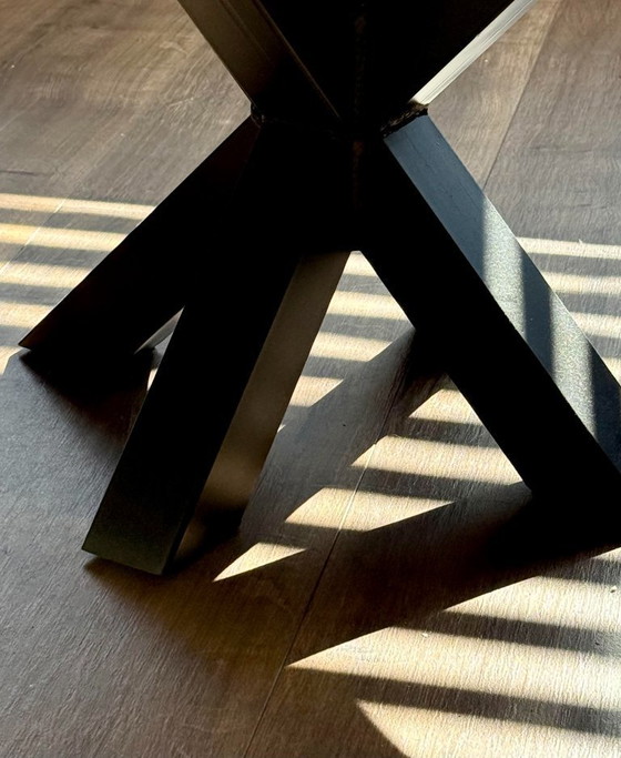 Image 1 of Tavolino rotondo in rovere con gamba Matrix