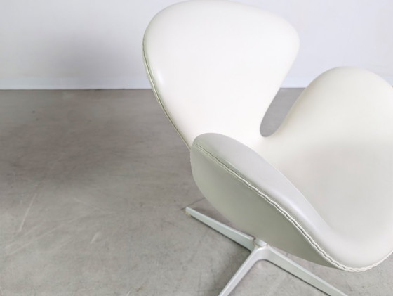 Image 1 of 2x Silla Swan original de Fritz Hansen, cuero blanco de Arne Jacobsen