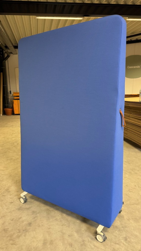 Image 1 of Akoestische ruimtedeler Cascando Trunk – met tv-houder | Design Robert Bronwasser | Kvadrat Planum